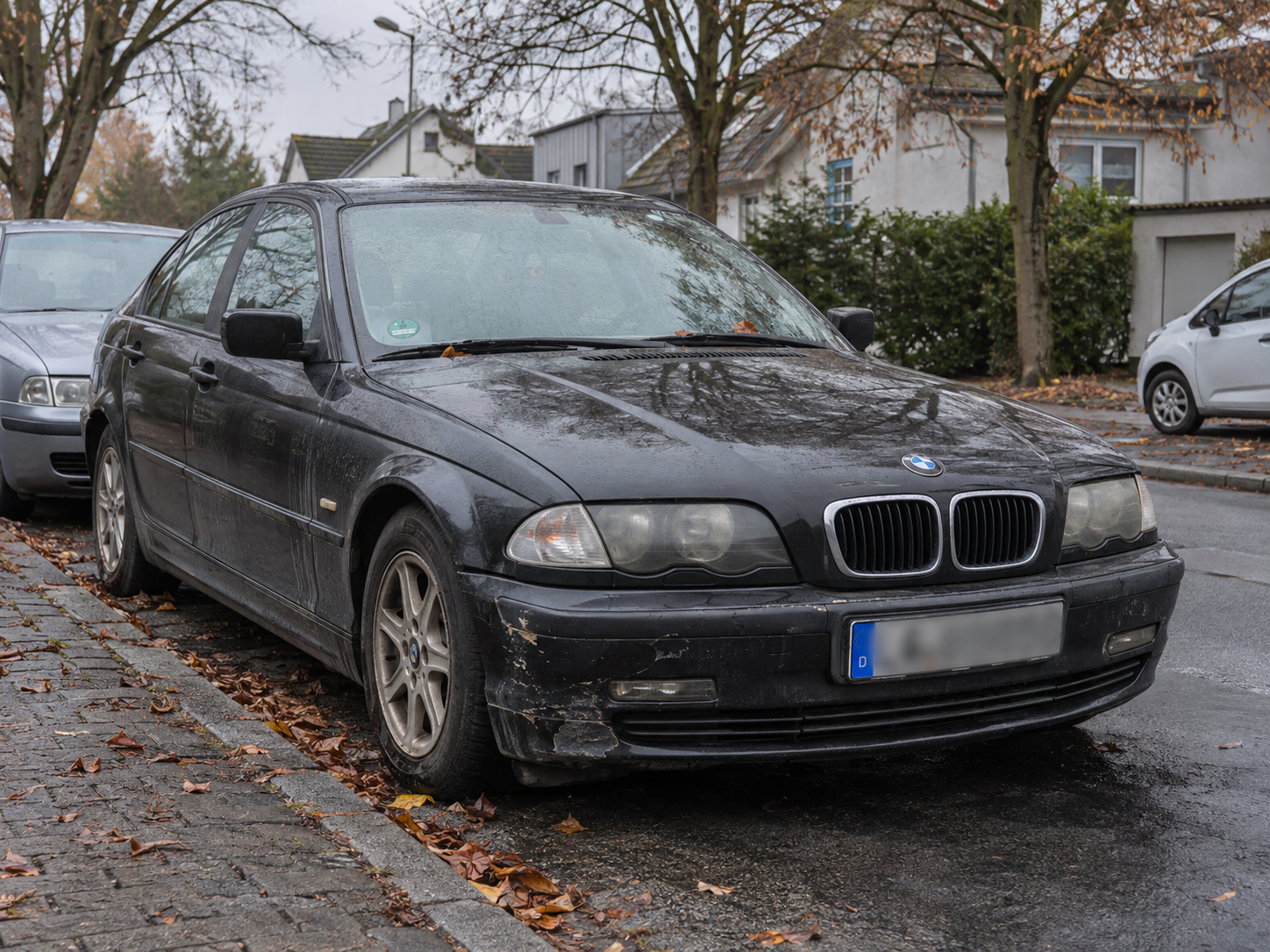Älterer Kleinwagen in einer Wohnstraße