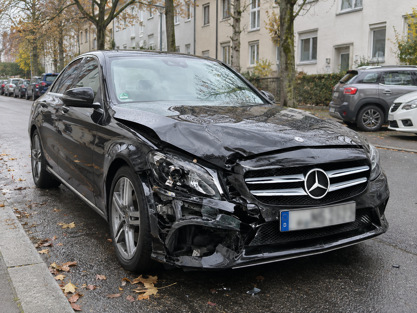 Unfallwagen mit deformierter Karosserie