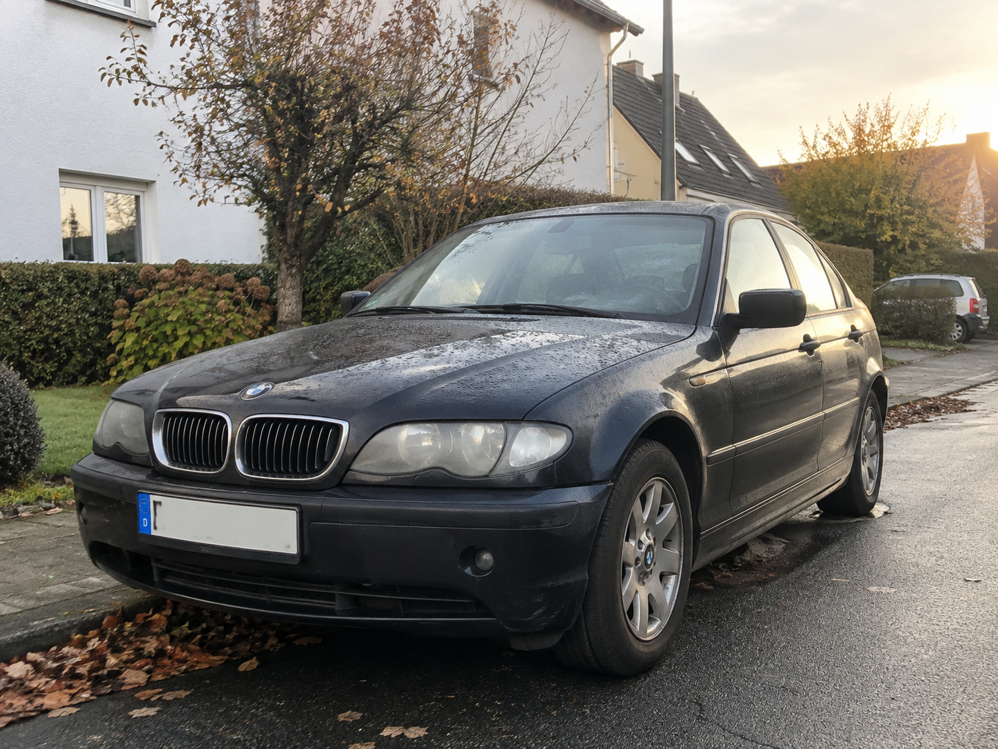 Gebrauchter Pkw auf einem Parkplatz