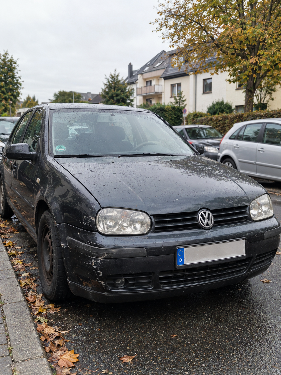 Gebrauchtwagen vor einem Wohnhaus, bereit zur Abholung