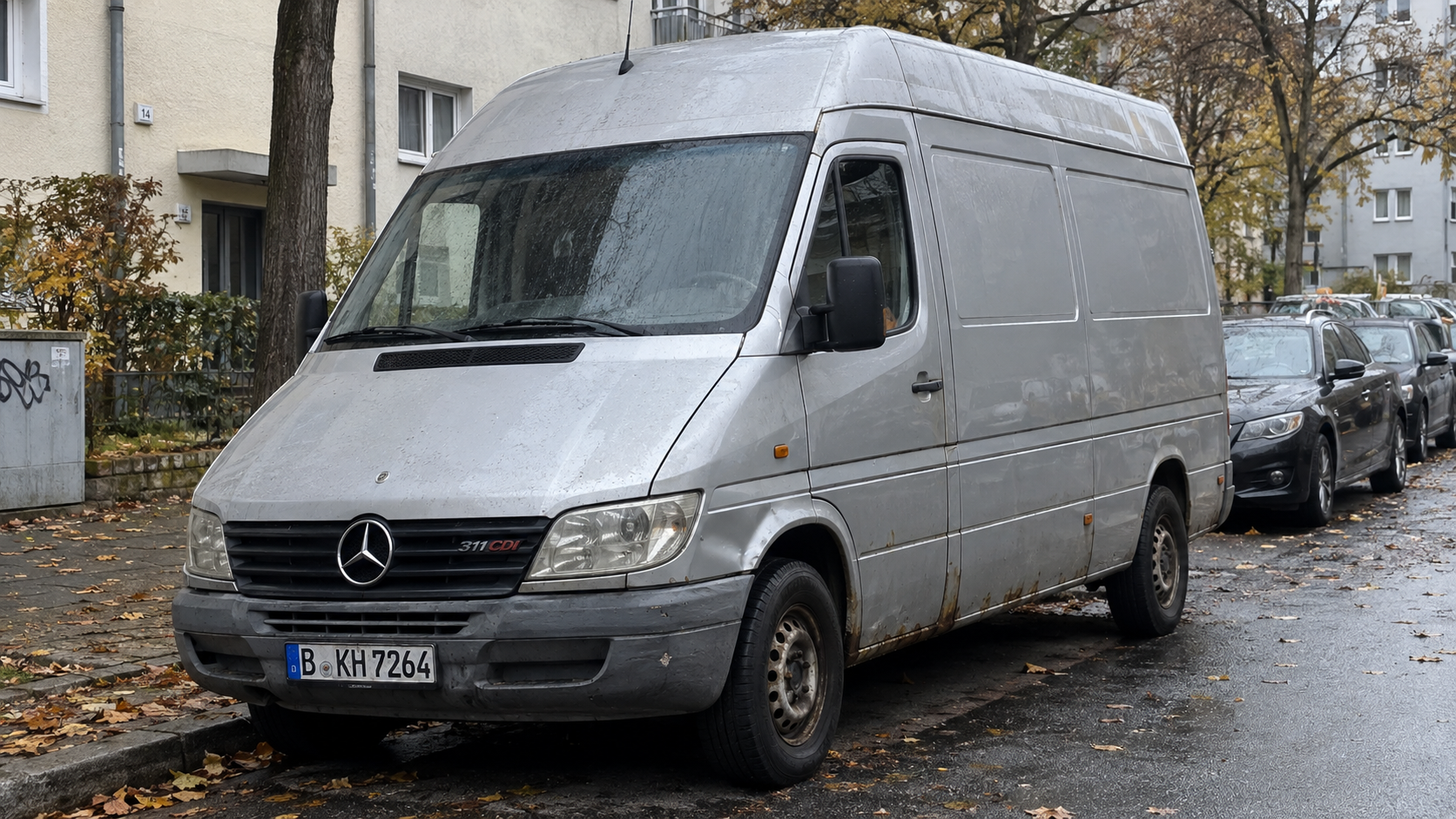 Weißer Transporter auf einem Betriebshof